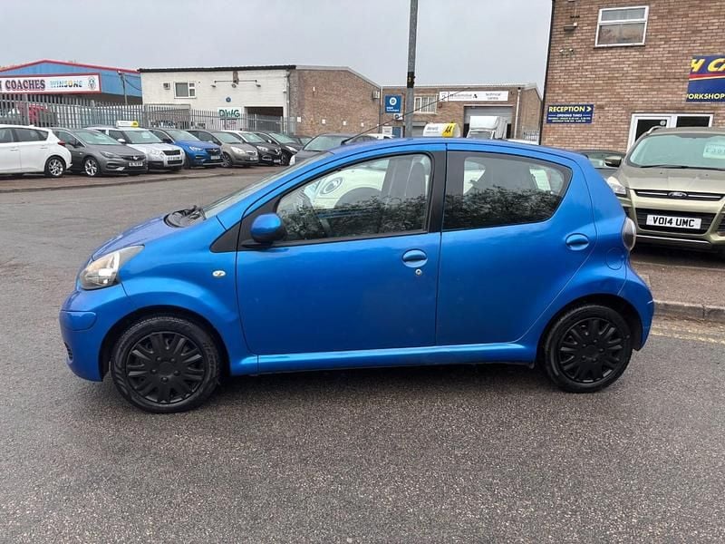 Used Toyota Aygo 68 HP (50 kW) 2010 Blue Hatchback