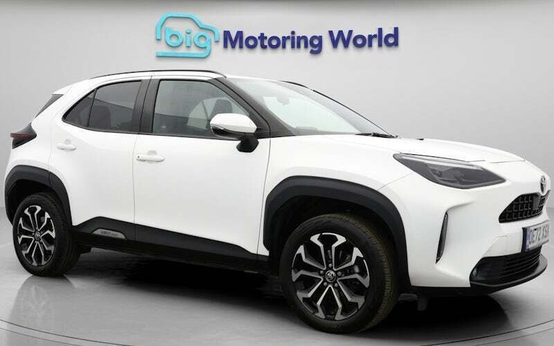 Used 2025 Toyota Yaris Hybrid Design Estate | £18,000 (Super price) - Image 1/4