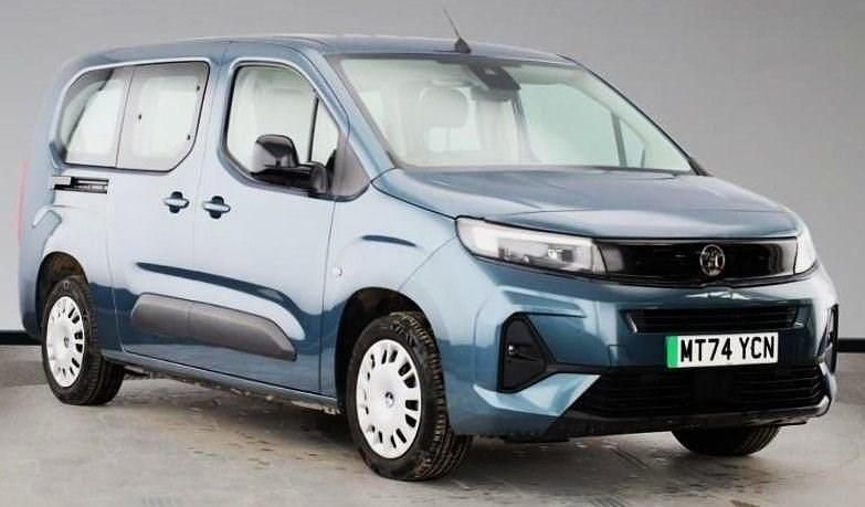 Second-hand Vauxhall Combo Design Edition 100 kW (136 CP) 2024 Albastru Monovolum