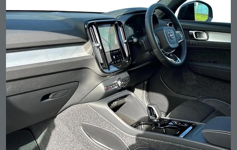 New Volvo XC40 Plus 161 HP (118 kW) 2026 Green SUV