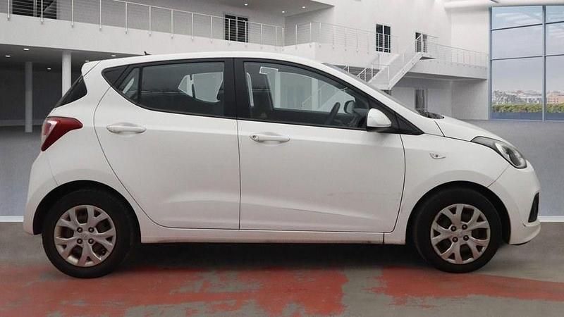 Used Hyundai i10 SE 66 HP (48 kW) 2014 White Hatchback