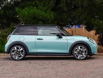 New Mini Cooper Exclusive 156 HP (114 kW) 2025 Green Hatchback