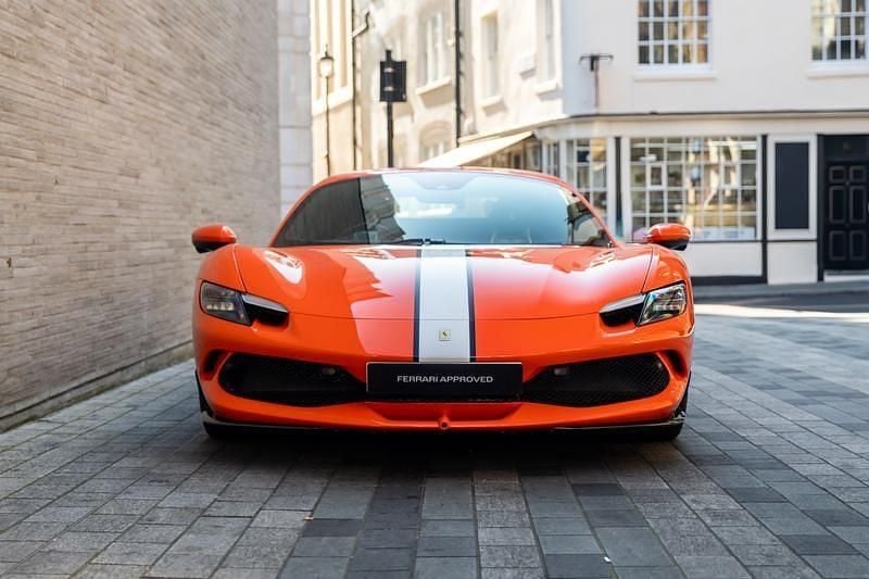 Begagnad Ferrari 296 830 HK (610 kW) 2024 Röd Cab