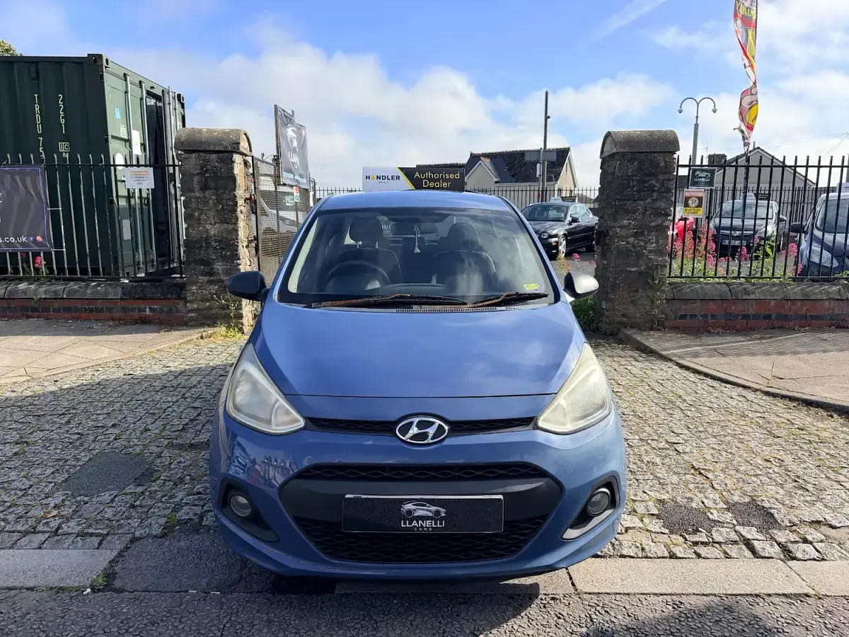 Used Hyundai i10 67 HP (49 kW) 2015 Blue Hatchback
