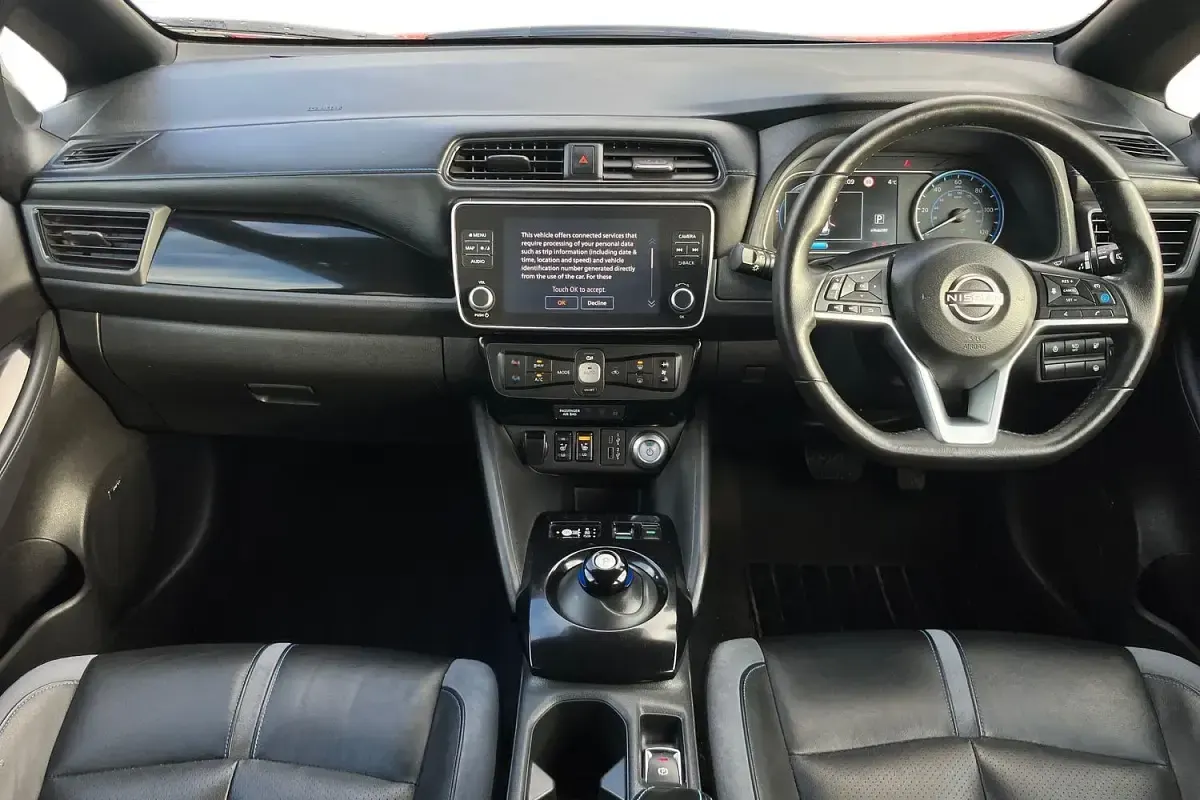 Begagnad Nissan Leaf 360º 110 kW (150 HK) 2022 Röd Halvkombi