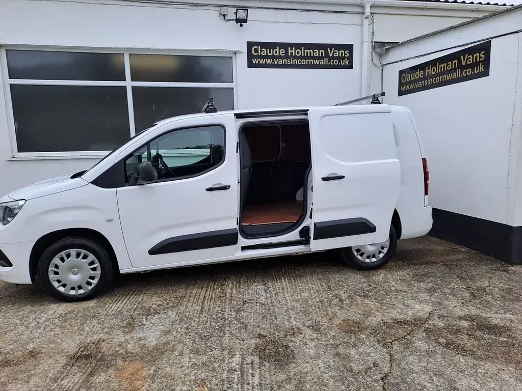 Used Vauxhall Combo Sportive 100 HP (73 kW) 2020 White MPV