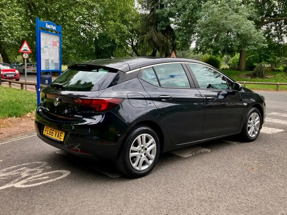 Used Vauxhall Astra Design Edition 105 HP (77 kW) 2016 Black Hatchback