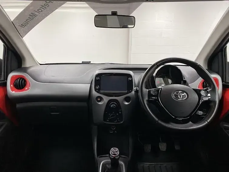 Second-hand Toyota Aygo X-play 72 CP (52 kW) 2020 Roșu Hatchback