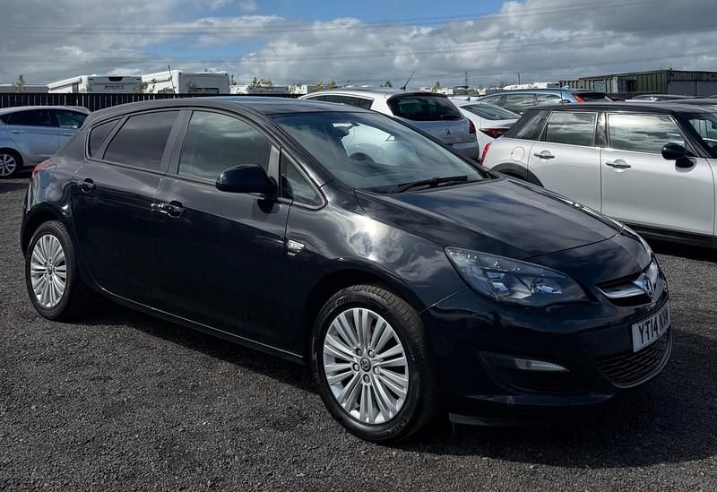Second-hand Vauxhall Astra 2014 Negru Hatchback