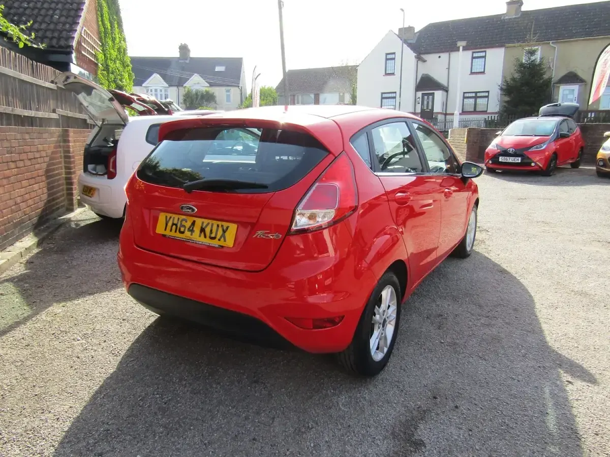 Usado Ford Fiesta Zetec 82 HP (60 kW) 2014 Vermelho Citadino