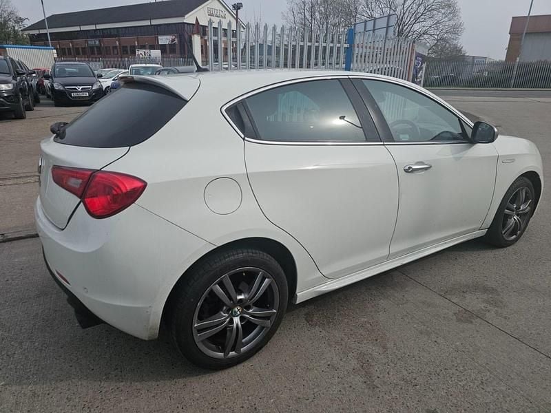Used Alfa Romeo Giulietta Exclusive 2014 White Hatchback