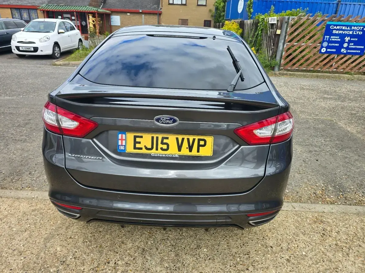 Begagnad Ford Mondeo Titanium 180 HK (132 kW) 2015 Grå Halvkombi