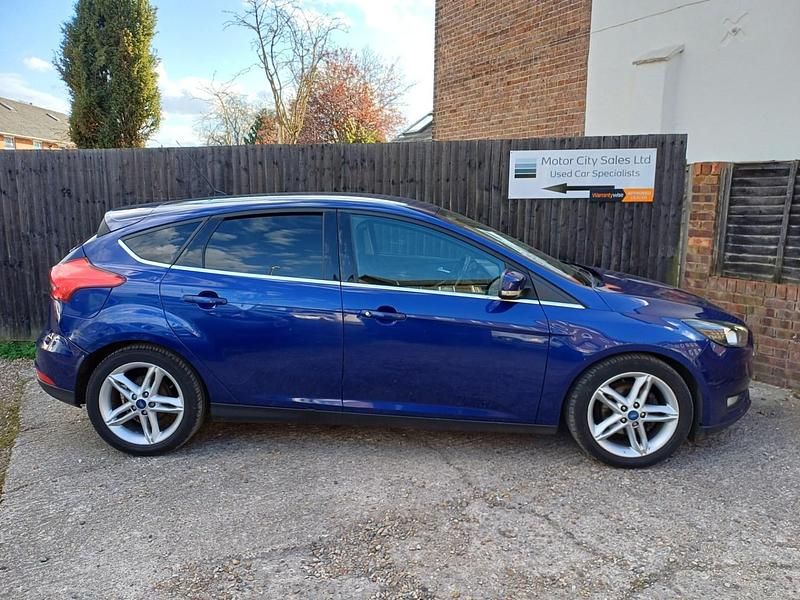Used Ford Focus Zetec 120 HP (88 kW) 2016 Blue Hatchback