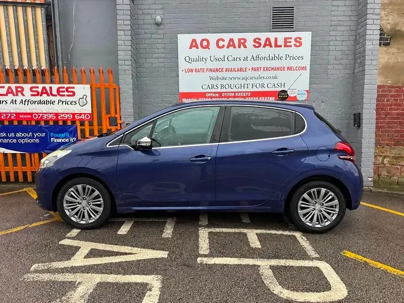 Used Peugeot 208 Allure 100 HP (73 kW) 2016 Blue Hatchback