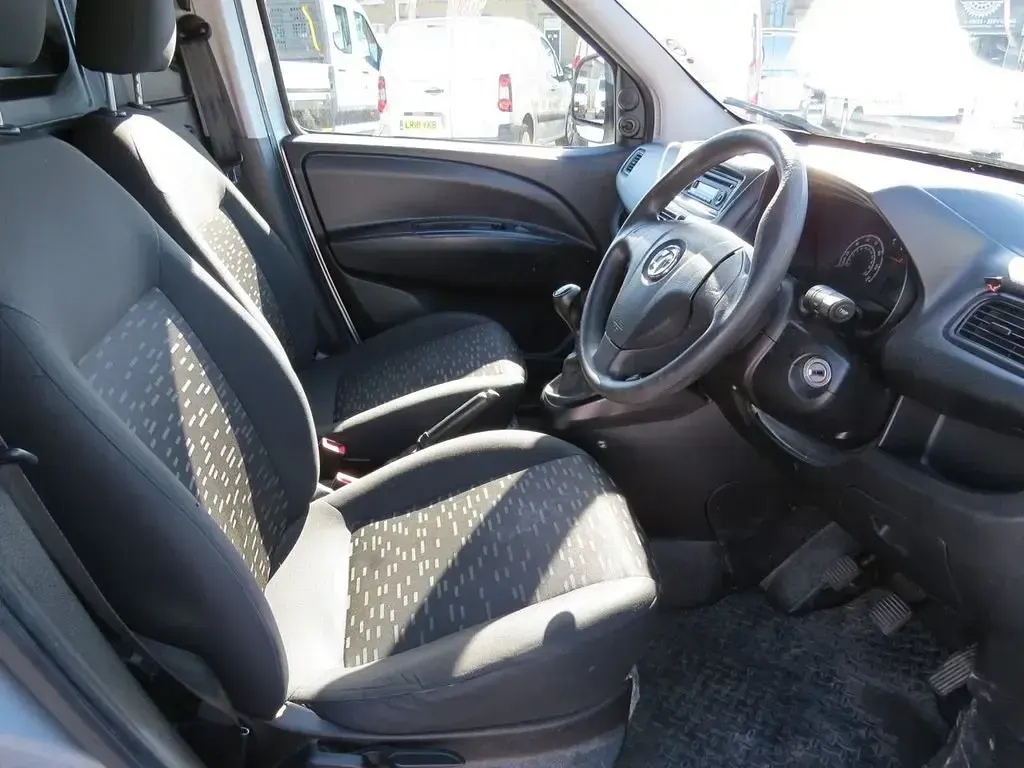Używany Vauxhall Combo 2018 Srebrny Minivan