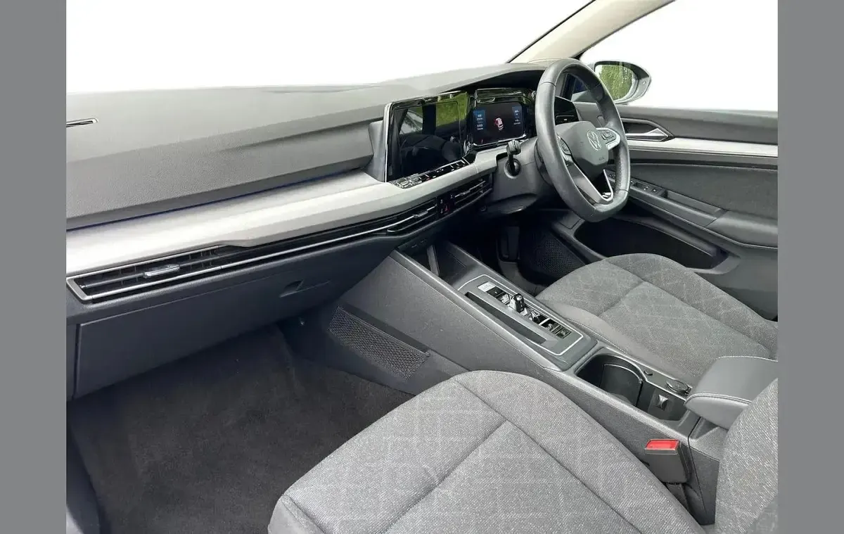 Used VW Golf VIII Life 108 HP (79 kW) 2023 Blue Hatchback