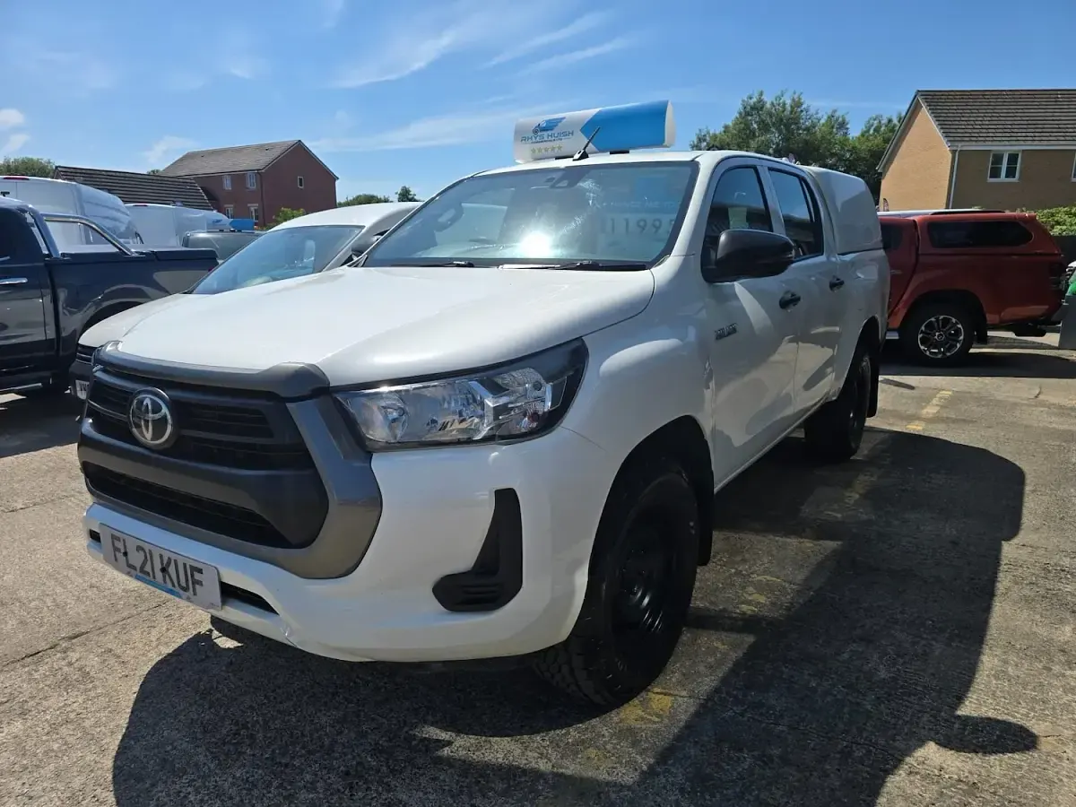 Used Toyota HiLux Active 150 HP (110 kW) 2021 White Pickup