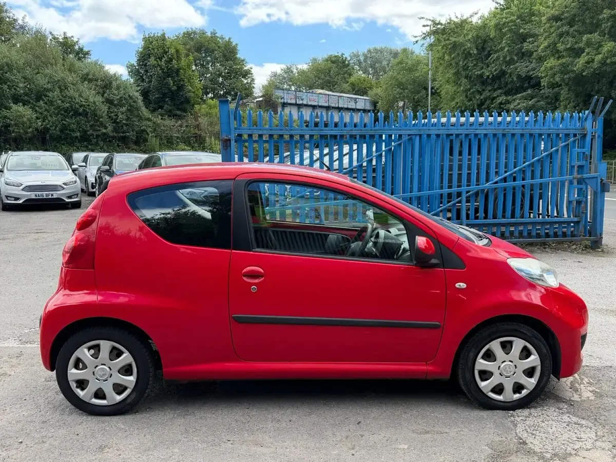Used Peugeot 107 68 HP (50 kW) 2011 Red Hatchback