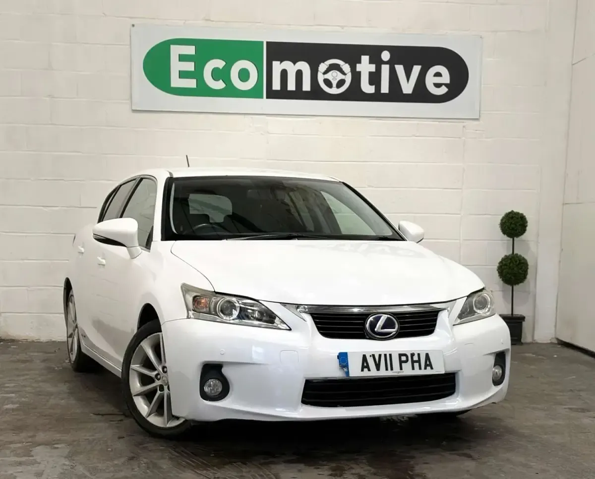 Used Lexus CT200h 136 HP (100 kW) 2011 White Hatchback
