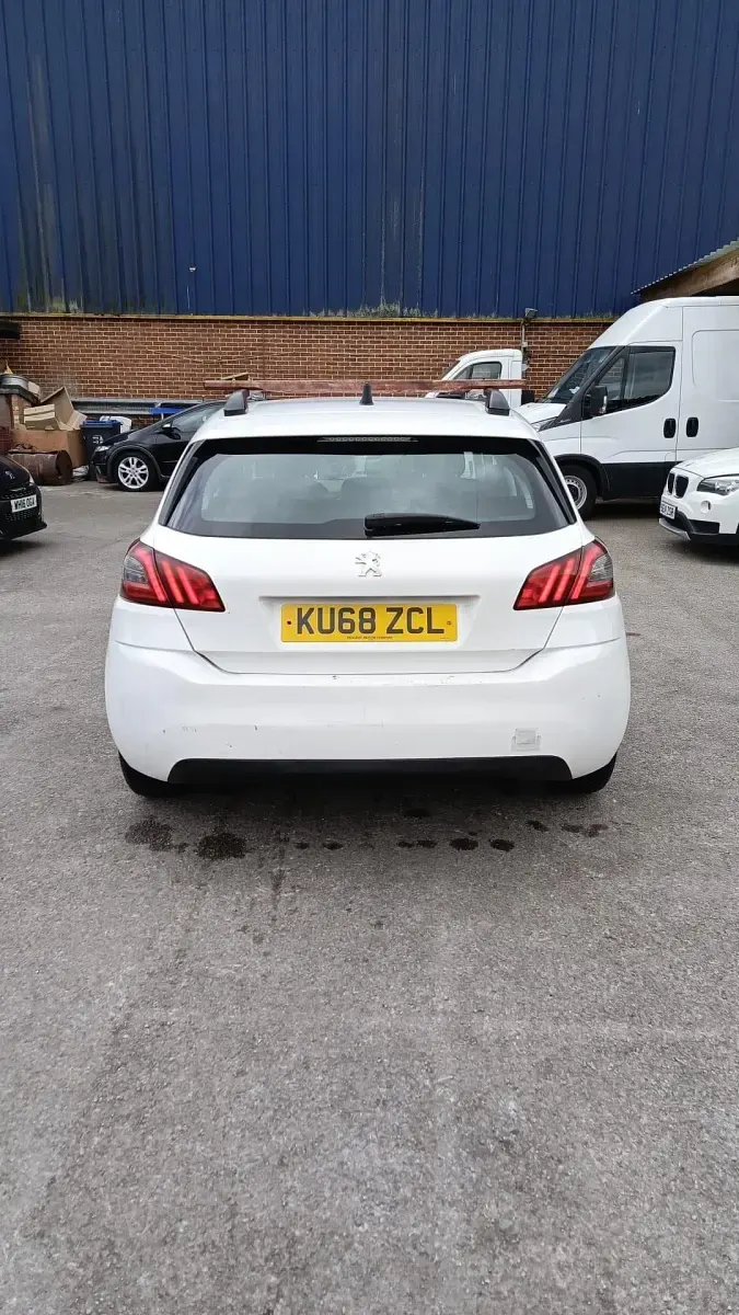 Used Peugeot 308 Access 100 HP (73 kW) 2019 White Hatchback