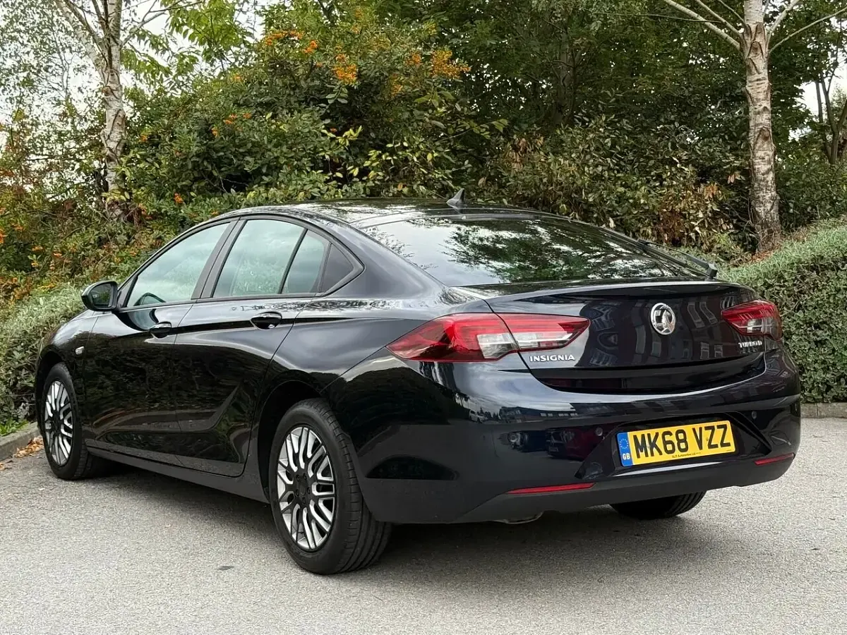 Used Vauxhall Insignia Design Edition 136 HP (100 kW) 2018 Blue Hatchback