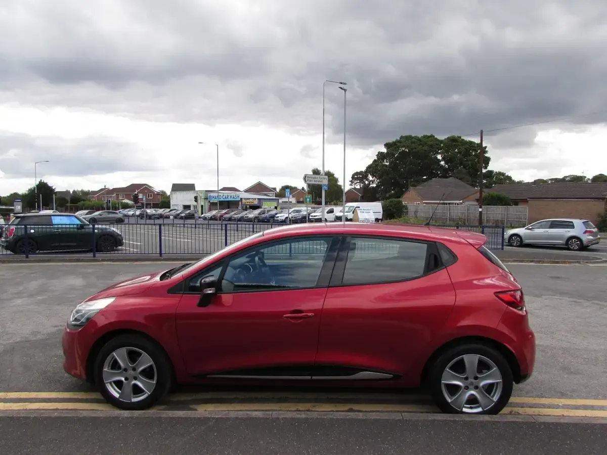 Used Renault Clio Dynamique 75 HP (55 kW) 2016 Red Hatchback