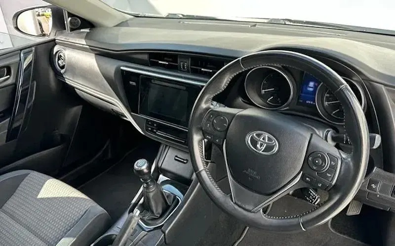 Used Toyota Auris Design 112 HP (82 kW) 2017 Silver Hatchback