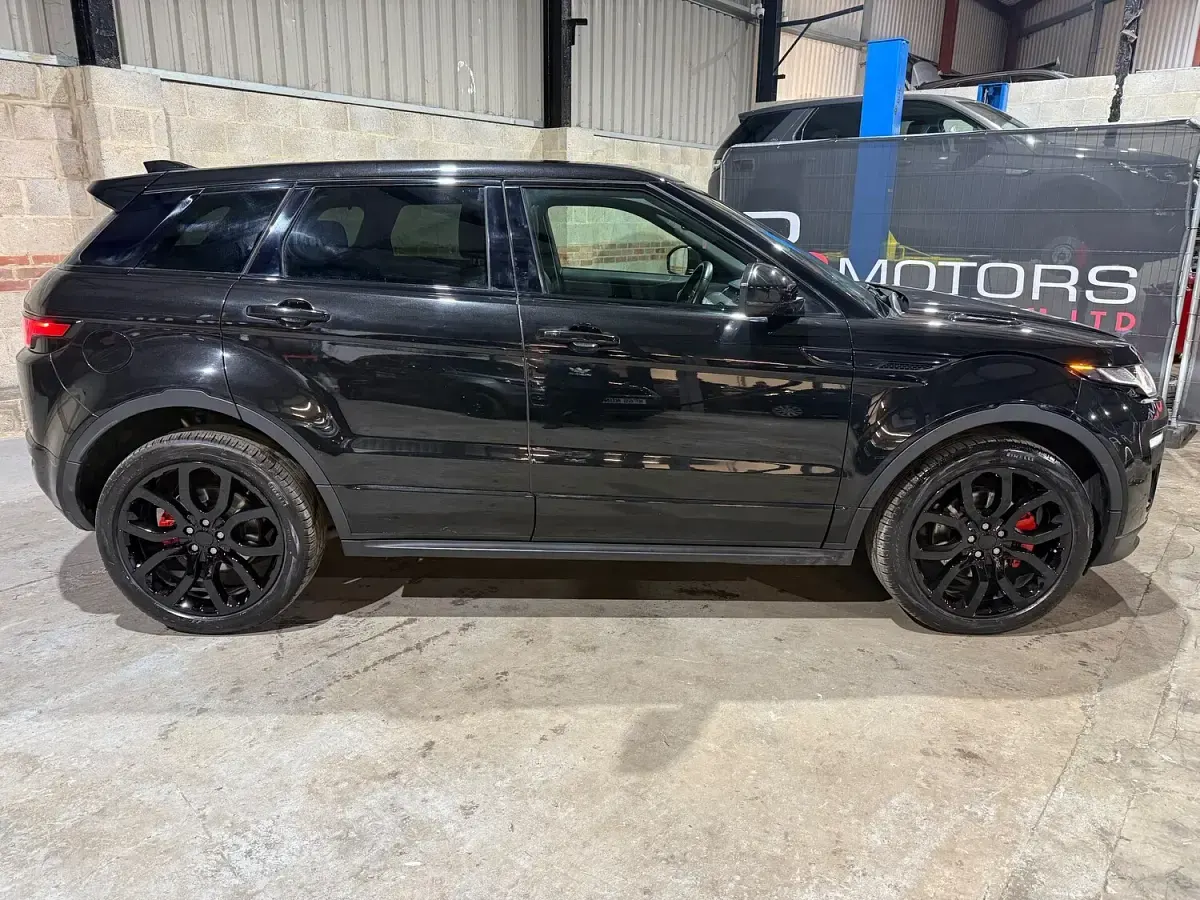 Used Land Rover Range Rover evoque HSE Dynamic 180 HP (132 kW) 2018 Black Estate