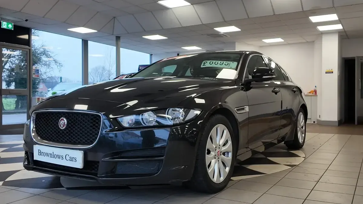 Używany Jaguar XE SE 163 KM (119 kW) 2017 Czarny Sedan/Limuzyna