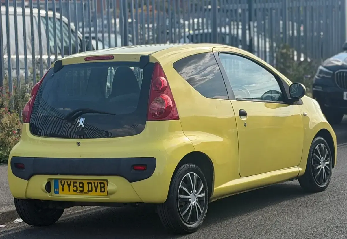 Used Peugeot 107 68 HP (50 kW) 2009 Yellow Hatchback