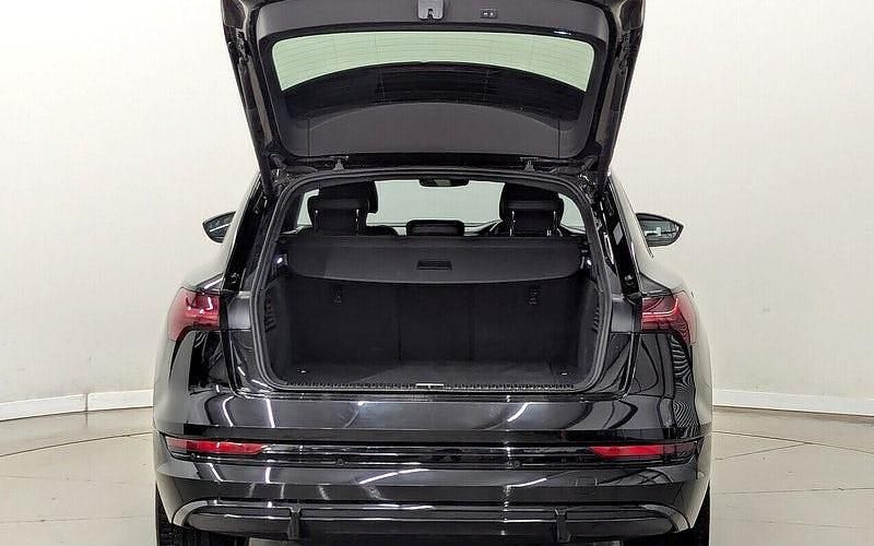 Begagnad Audi e-tron Black Edition 300 kW (408 HK) 2022 Svart SUV
