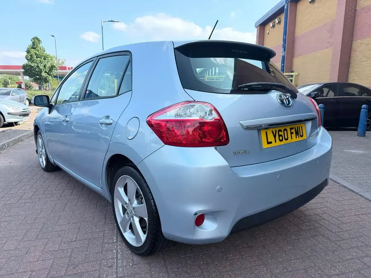 Used Toyota Auris Hybrid 136 HP (100 kW) 2010 Blue Hatchback