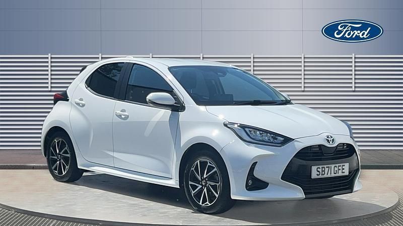 White Used 2022 Toyota Yaris Hybrid Design Hatchback | £15,305 (Good price) - Image 1/4