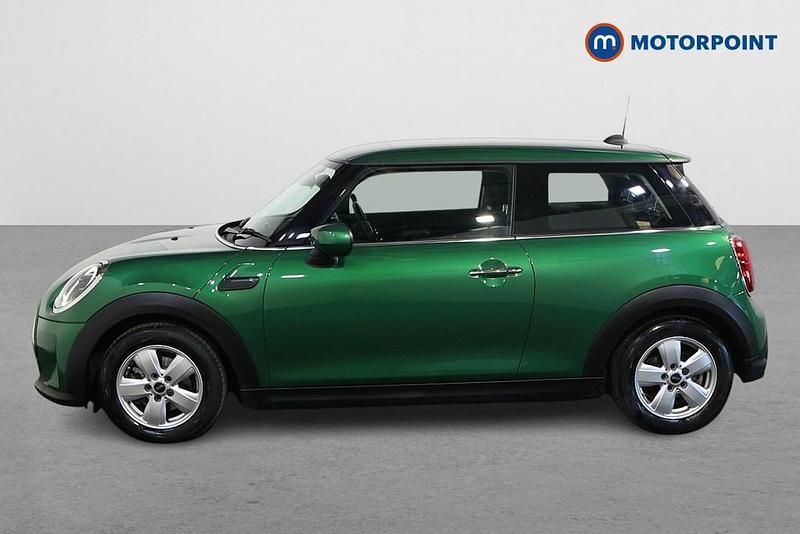 Begagnad Mini Cooper Classic 136 HK (100 kW) 2022 Grön Halvkombi
