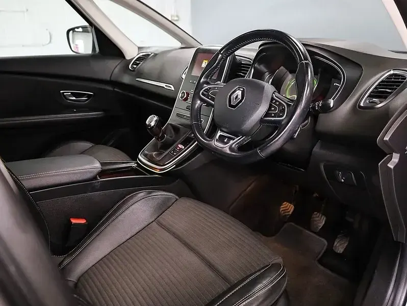 Usado Renault Scénic IV Dynamique 110 HP (80 kW) 2017 Cinzento Monovolume