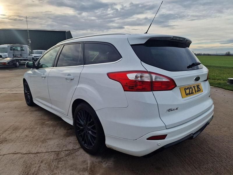 Used Ford Focus Zetec 125 HP (91 kW) 2013 White Estate