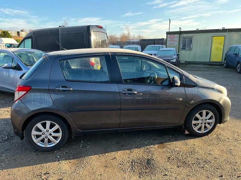 Begagnad Toyota Yaris 101 HK (74 kW) 2012 Grå Halvkombi