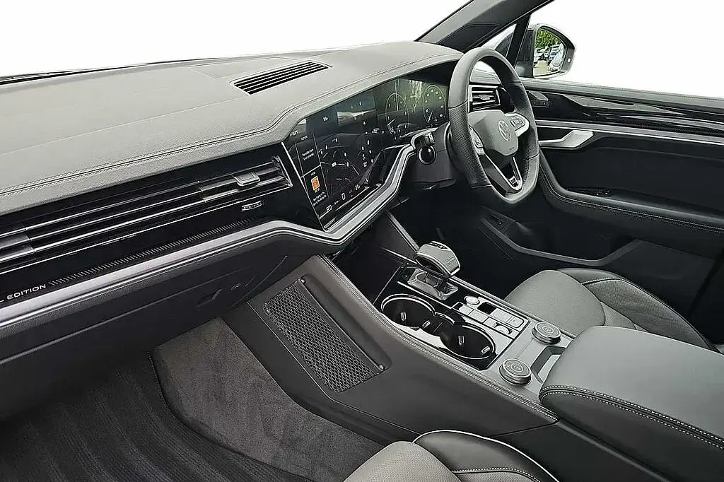 New VW Touareg Edition 286 HP (210 kW) 2026 Grenadilla black SUV