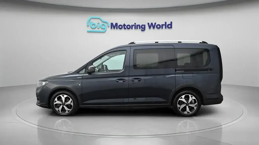 Used Ford Grand Tourneo Connect Active 122 HP (89 kW) 2023 Blue MPV