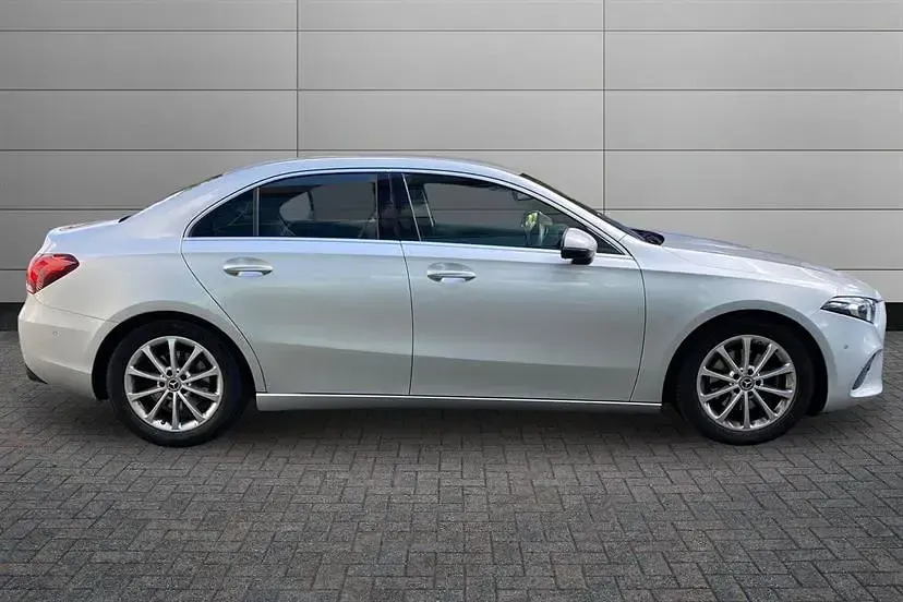 Begagnad Mercedes A200 Executive 163 HK (119 kW) 2020 Silver Sedan