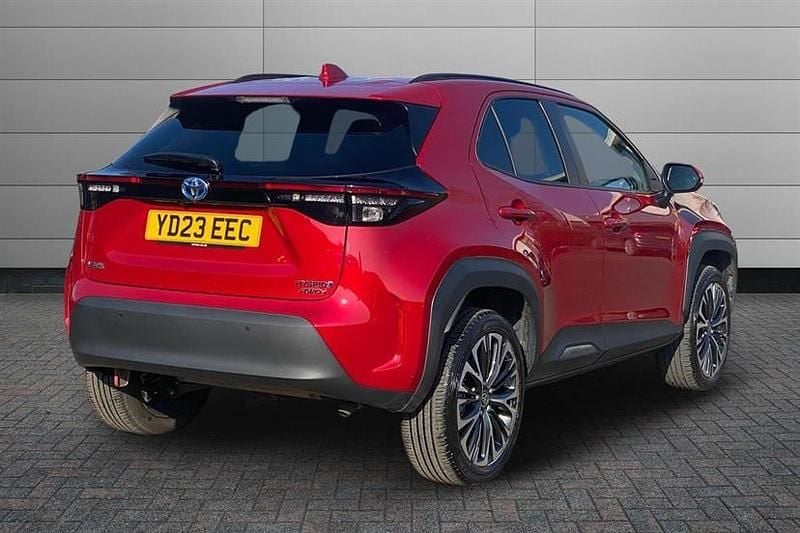 Usado Toyota Yaris Cross 116 HP (85 kW) 2023 Scarlet flare SUV