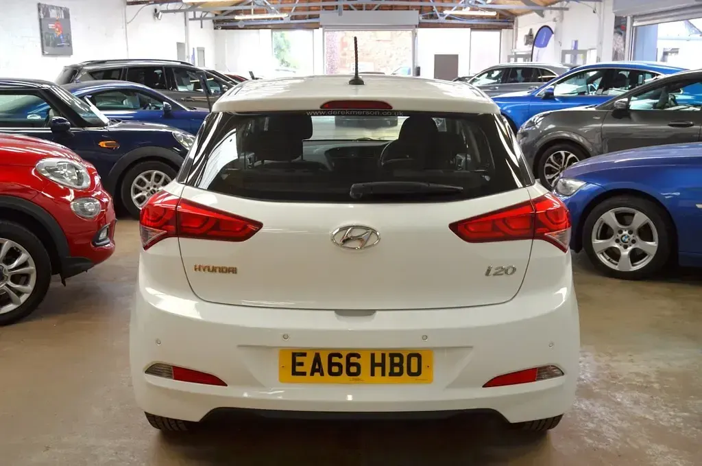 Used Hyundai i20 SE 84 HP (61 kW) 2016 White Hatchback