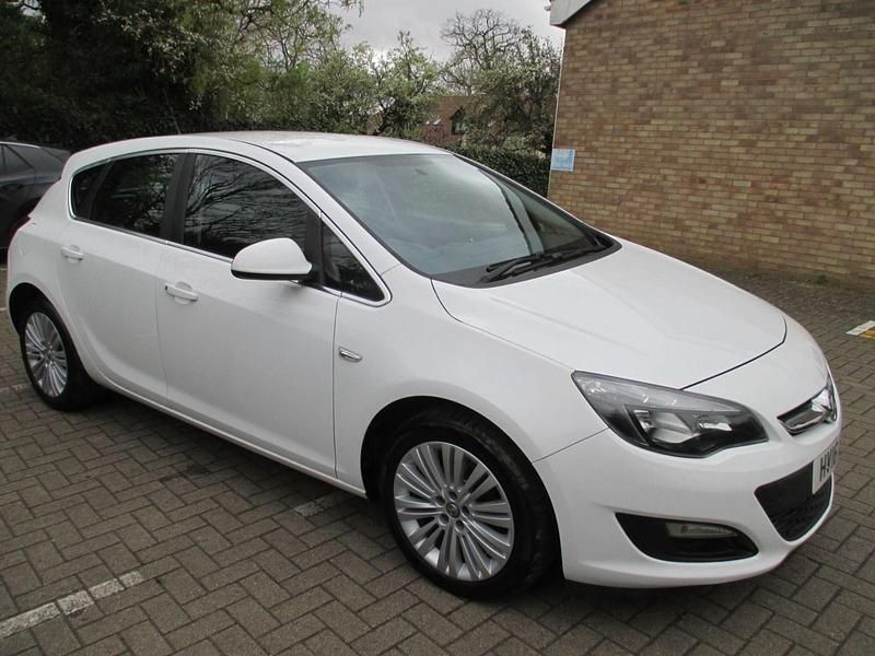 Used Vauxhall Astra Excite 200 HP (147 kW) 2016 White Hatchback