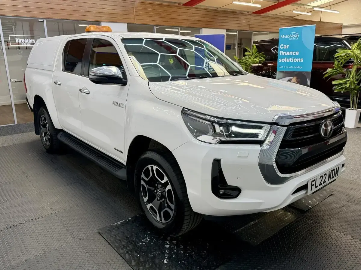 Used Toyota HiLux Luxury 150 HP (110 kW) 2022 White Pickup