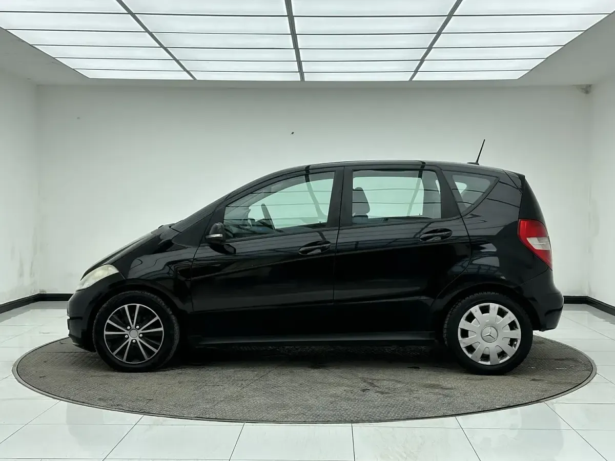 Used Mercedes A180 Classic 109 HP (80 kW) 2009 Black Hatchback