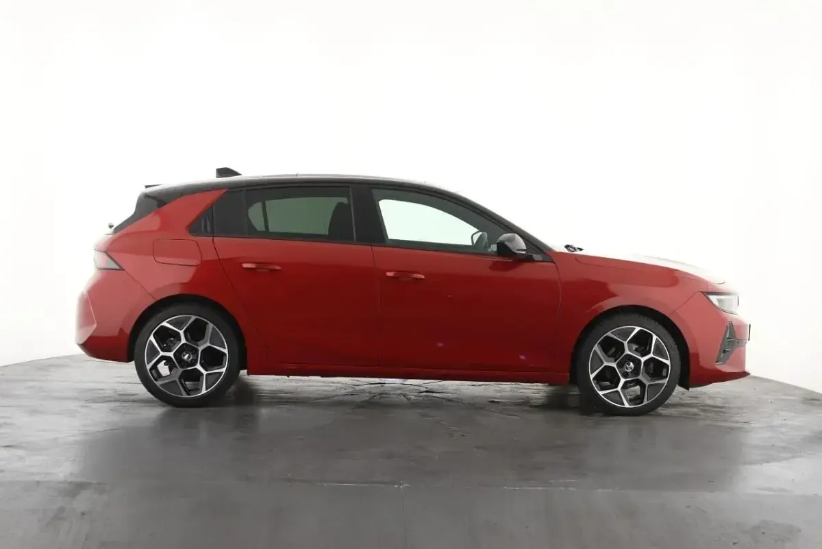 Usado Vauxhall Astra Ultimate 128 CV (94 kW) 2025 Rojo Utilitario