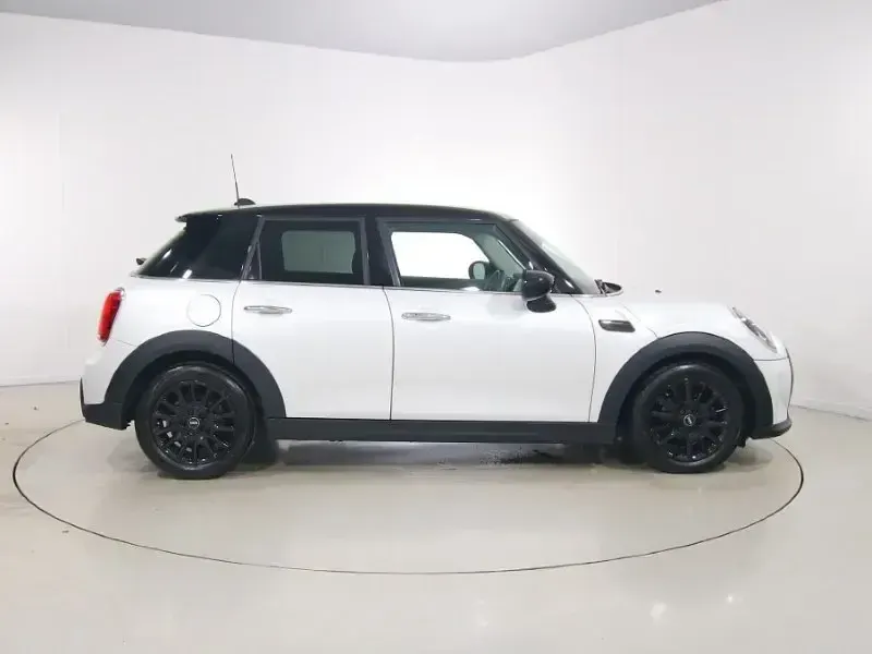 Usado Mini Cooper Classic 134 HP (98 kW) 2023 Branco Citadino