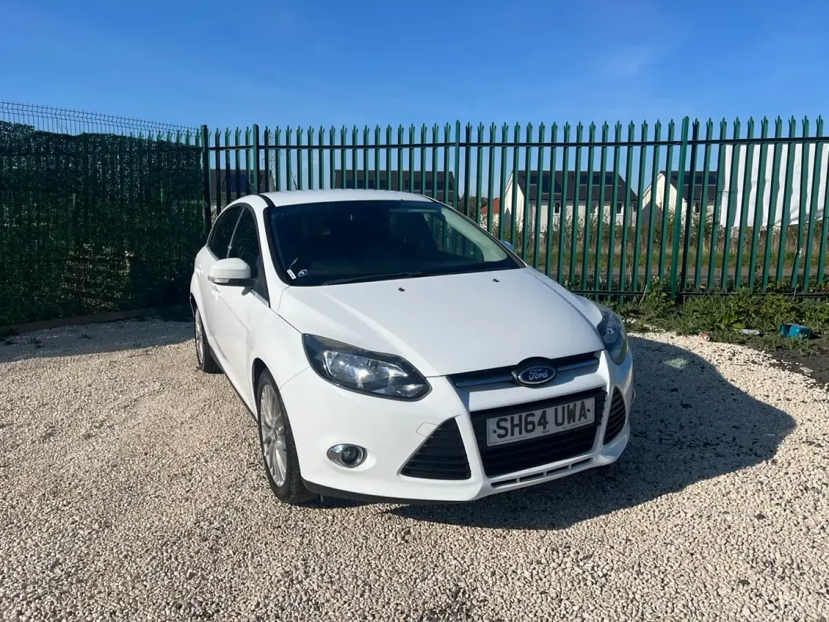 Begagnad Ford Focus Zetec 2014 Vit Halvkombi
