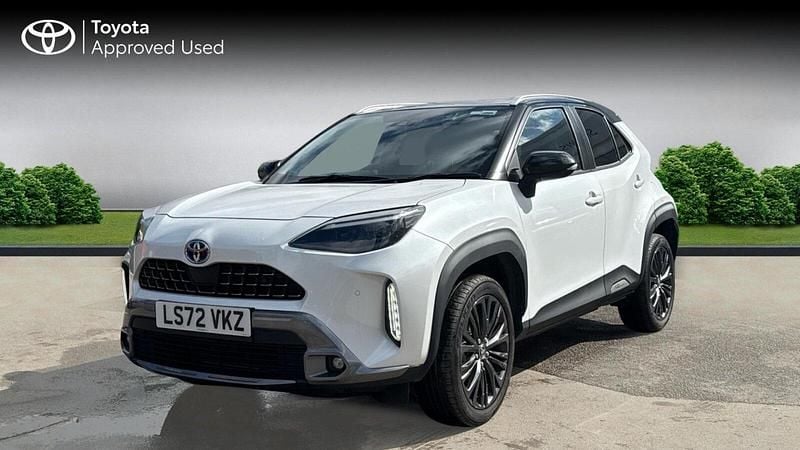 Used Toyota Yaris Hybrid 116 HP (85 kW) 2022 Platinum white pearl bitone SUV