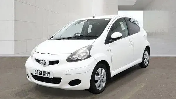 Used Toyota Aygo 68 HP (50 kW) 2011 White Hatchback